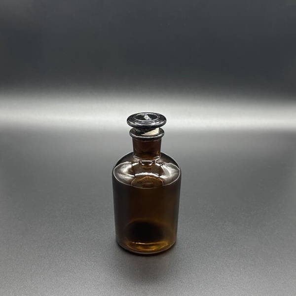 Банка под реактивы из темного стекла с притертой пробкой 250 мл Банка под реактивы из темного стекла с притертой пробкой 250 мл